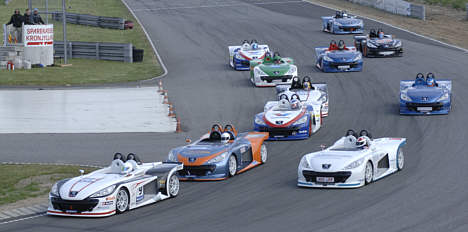Ronny Wechselberger (9) vandt det ene løb i Peugeot Spider Cup foran bl.a. Tommy Schröter (blå og orange bil), der tog sejren i det andet løb.